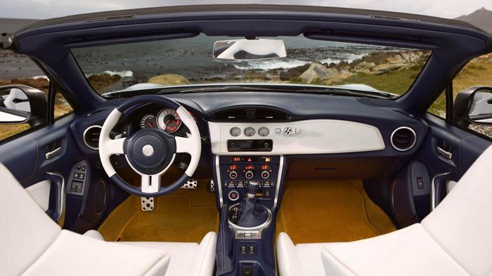 Στο εσωτερικό κυριαρχούν οι λευκές και μπλε δερμάτινες επενδύσεις και αρκετές πινελιές αλουμινίου.