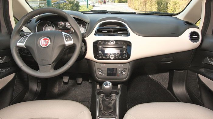 Ένεκα και της διχρωμίας στο ταμπλό, το Fiat Linea διαθέτει το πιο μοντέρνο εσωτερικό. Καλή είναι η ποιότητα κατασκευής του.