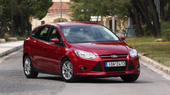 Τo σπορτίφ προφίλ του Ford Focus ενισχύεται από το σφιχτό αλλά όχι κουραστικό set up της ανάρτησης, μαζί με το ακριβές και επικοινωνιακό τιμόνι.