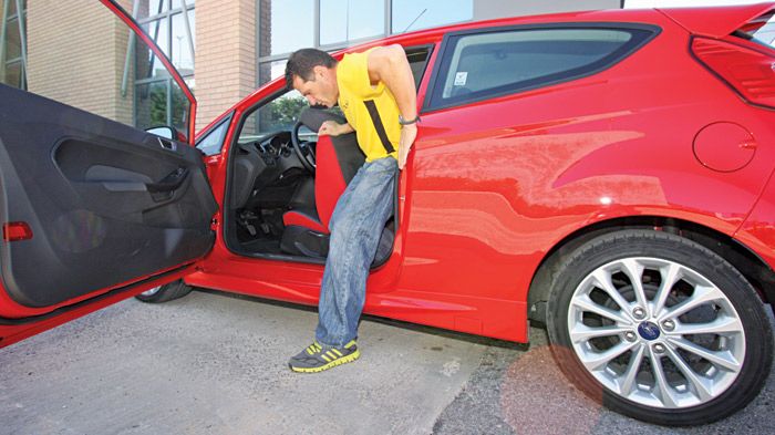 Η πρόσβαση στα πίσω καθίσματα δεν παρουσιάζει ιδιαίτερες δυσκολίες.