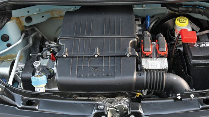 Ο 4κύλινδρος κινητήρας του Ford Ka είναι πολιτισμένος σε λειτουργία και εξασφαλίζει καλές ρεπρίζ για τα δεδομένα της κατηγορίας.