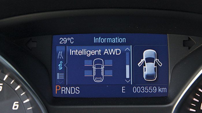 Στο κέντρο του πίνακα οργάνων υπάρχει ψηφιακή απεικόνιση της μεταφοράς της ροπής.