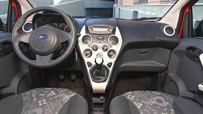 Νεανική και μοντέρνα είναι η σχεδίαση του Ford Ka. Ο πίνακας οργάνων είναι ευανάγνωστος, τα κουμπιά του ηχοσυστήματος μικρά.