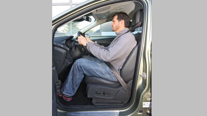 Το Ford Kuga πέρα από τους καλούς χώρους για τους πίσω επιβάτες ξεχωρίζει και με την καλή θέση οδήγησης, αφού ο οδηγός κάθεται άνετα, η πλευρική στήρι