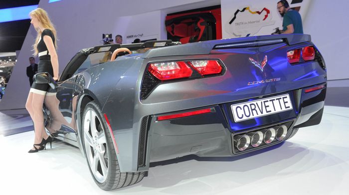 Οι γραμμές της... Corvette Stingray δεν αποκλίνουν από αυτές της κλειστής έκδοσης, με τη μαλακή, αναδιπλούμενη οροφή να δένει αρμονικά.