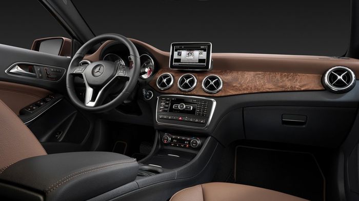 Στο εσωτερικό της GLA, η καμπίνα είναι πλήρης τεχνολογικού εξοπλισμού και μοναδικής πολυτέλειας με φινιρίσματα ξύλου και οθόνη αφής στην κεντρική κονσ