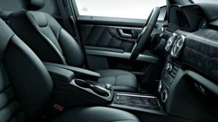 Εσωτερικά η Mercedes GLK 350 4MATIC Schwarz θα έχει ειδικά σχεδιασμένη ταπετσαρία, σπορ τιμόνι, μαύρα φινιρίσματα από ξύλο φλαμουριάς και αλουμινένια 
