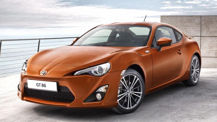 Το εικονιζόμενο Toyota GT 86 με το 2λιτρο επίπεδης διάταξης 4κύλινδρο μοτέρ (D-4S τεχνολογίας), που αποδίδει 200 ίππους, δεν θα αποκτήσει άμεσα και μι