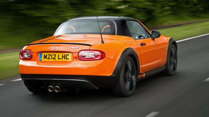 Το Mazda MX-5 GT concept διαθέτει ένα δίχρωμο (πορτοκαλί-μαύρο) αμάξωμα με μπροστινό σπόιλερ από ανθρακονήμα και διαχύτη πίσω με διπλή εξάτμιση κεντρι