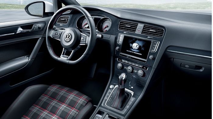 Το εσωτερικό του GTI ξεχωρίζει από μακριά με τις καρό ταπετσαρίες του, αλλά και τα διακριτικά σε τιμόνι και λεβιέ. 
