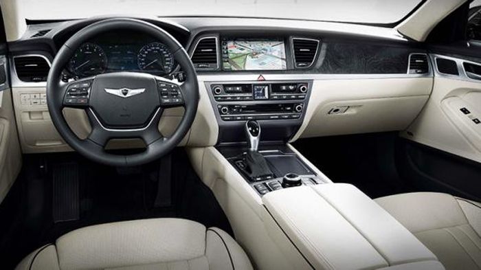 Το εσωτερικό του Hyundai Genesis αποτελείται από ποιοτικά υλικά, ενώ ο κατάλογος εξοπλισμού περιλαμβάνει, μεταξύ άλλων, head up display, οθόνη αφής κα