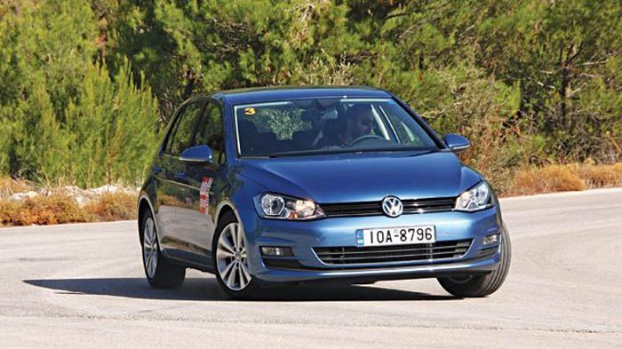 Tο VW Golf στην 7η γενιά του χωρίς να διαφοροποιείται πολύ σχεδιαστικά από την προηγούμενη, με τη νέα πλατφόρμα MQB πετυχαίνει ελάφρυνση βάρους, άρα κ