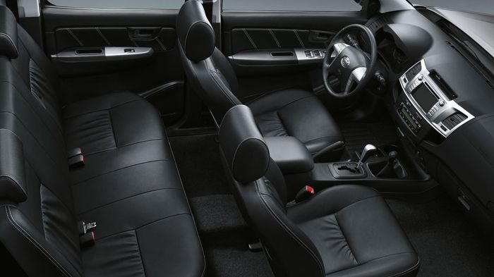 Η καμπίνα του Toyota Hilux Invincible αναβαθμίζεται σε αισθητική και λειτουργικότητα, με συστήματα ασφαλούς οδήγησης και επιλογές δύο ή τεσσάρων θυρών