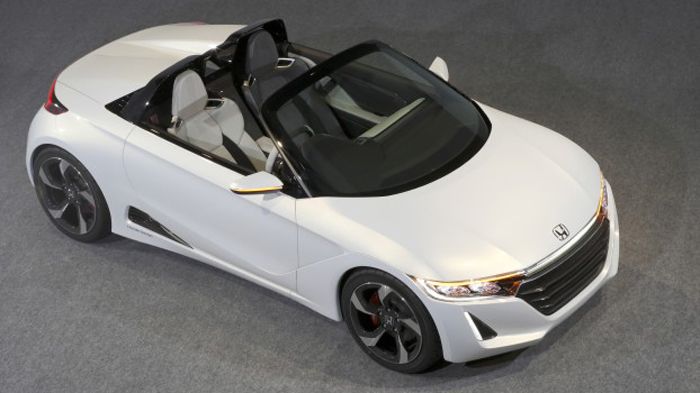 Η Honda αποκάλεσε το νέο S660 concept ένα «ανοιχτό σπορ μίνι», αφού διαθέτει διθέσιο αμάξωμα και μια πλήρως αναδιπλούμενη οροφή.
