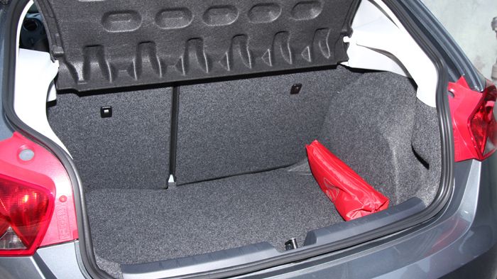 Μεγάλος (292 λτ.) και τετραγωνισμένος ο χώρος αποσκευών του Ibiza.