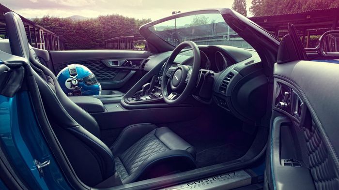 Στο εσωτερικό, για τη νέα Jaguar έχει αφαιρεθεί η θέση του συνοδηγού κι εκεί τοποθετείται το ειδικό κράνος, ενώ διαθέτει δερμάτινα καπιτονέ καθίσματα 