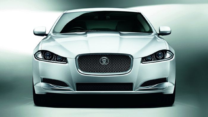 Η νέα Jaguar XF φέρει ελάχιστες αισθητικές διαφοροποιήσεις, αλλά χρησιμοποιεί έναν οικονομικό και ταυτόχρονα «οικολογικό» 2,2 λτ. κινητήρα πετρελαίου.