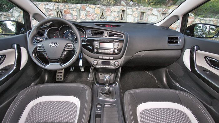 ¶κρως ποιοτικό είναι το εσωτερικό του Kia Ceed, εφάμιλλο με κορυφαίες γερμανικές προτάσεις, με αποτέλεσμα να αφήνεις στην άκρη τις όποιες εργονομικές 