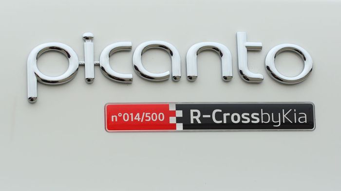 Το Picanto R-Cross θα φέρει πλακέτα στο πίσω μέρος με την αρίθμηση του οχήματος, ενώ θα διατίθεται σε τέσσερις εξωτερικές αποχρώσεις, λευκό, μαύρο, ασ