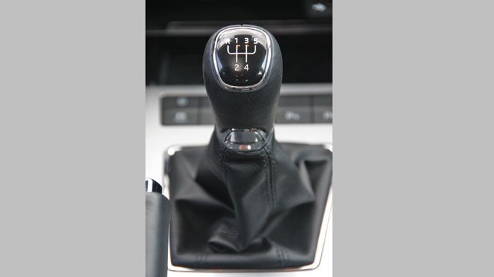 Το κιβώτιο έχει 5 σχέσεις και αραιή κλιμάκωση συμβάλλοντας στη μείωση της κατανάλωσης.