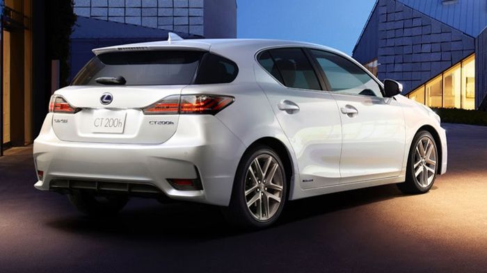 Tο ανανεωμένο «look» του Lexus CT 200h ολοκληρώνεται με τις καινούργιες 17άρες ζάντες αλουμινίου και τον ανασχεδιασμένο πίσω προφυλακτήρα, που φέρει ε