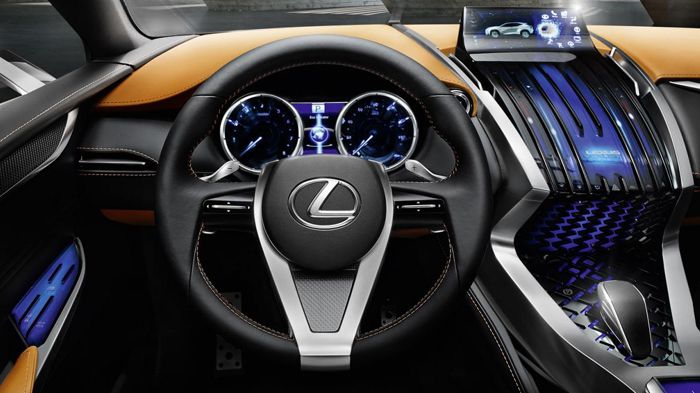 Στο εσωτερικό του concept, κυριαρχούσε ο πορτοκαλί χρωματισμός των δερμάτινων επιφανειών, που «έδενε αρμονικά» με τα μινιμαλιστικά στοιχεία της κονσόλ