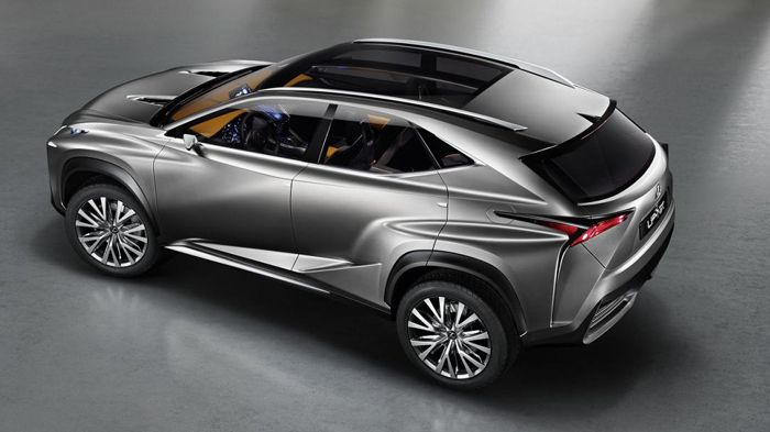 Τα προεξέχοντα πολυγωνικά και ασύμμετρα φωτιστικά σώματα και οι «μυώδεις» θόλοι των τροχών κάνουν το Lexus LF-NX εντυπωσιακό και έτσι υπόσχεται η εται