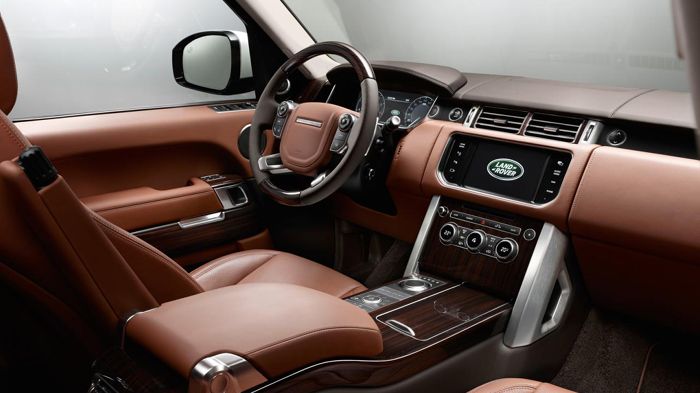 Η «L version» του Range Rover θα φέρει φιμέ τζάμια και μια πανοραμική οροφή στον στάνταρ εξοπλισμό, ενώ στον προαιρετικό θα υπάρχει ένα δερμάτινο σαλό