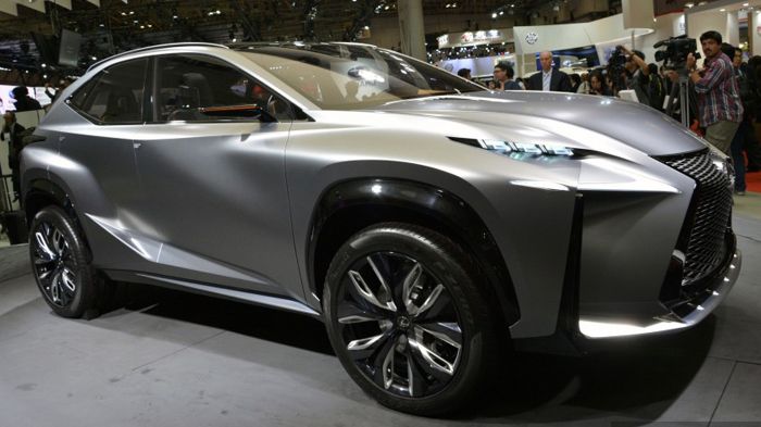 Το LF-NX Turbo διαθέτει ένα νέο σπόιλερ μπροστά, που κάνει ακόμα πιο εντυπωσιακή τη μεγάλη μάσκα του, ενώ οι ανασχεδιασμένες 20άρες ζάντες αλουμινίου 