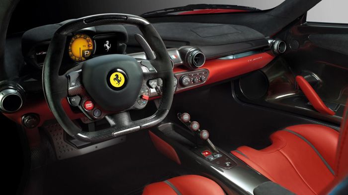 H εικονιζόμενη LaFerrari αποκτά μια συνδυασμένη μέγιστη απόδοση από τη χρήση της υβριδικής τεχνολογίας 963 ίππων, που της επιτρέπει να ολοκληρώσει τα 