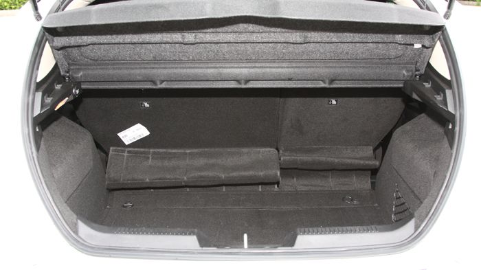 Ο χώρος αποσκευών ανέρχεται στα 380 λτ., όμως αν σύρεις τη πίσω σειρά των καθισμάτων μεγαλώνει στα 465 λτ. (με τις πλάτες ανεβασμένες).