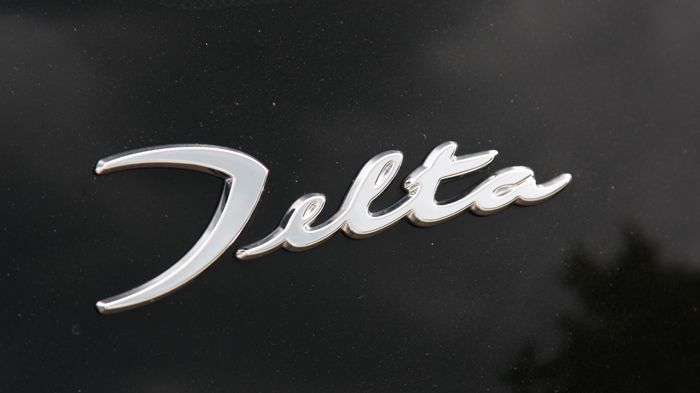 Το λογότυπο του μοντέλου συναντάται και στις πλαινές τους κολόνες.