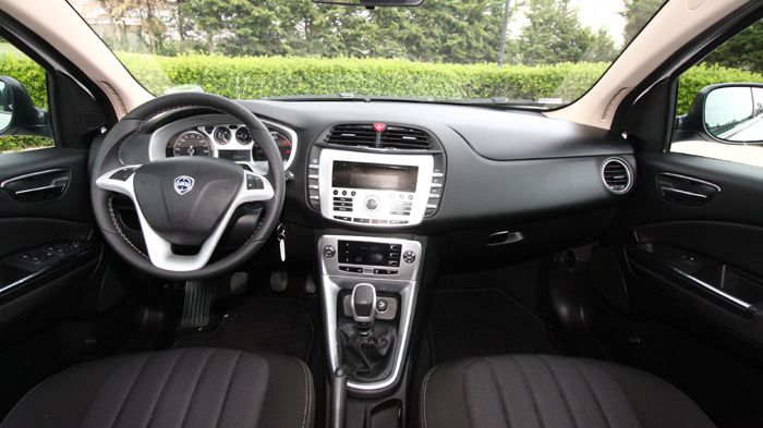 Το εσωτερικό είναι ποιοτικό στην κατασκευή και ευρύχωρο για τους επιβάτες.