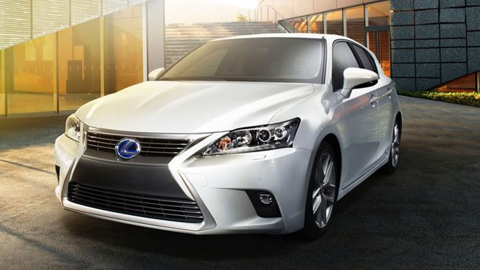 Το ανανεωμένο Lexus CT 200h απέκτησε μια μεγάλη μάσκα μπροστά με πολλές γρίλιες εισαγωγής αέρα, ενώ οι ανασχεδιασμένοι προβολείς ολοκληρώνουν ένα πιο 