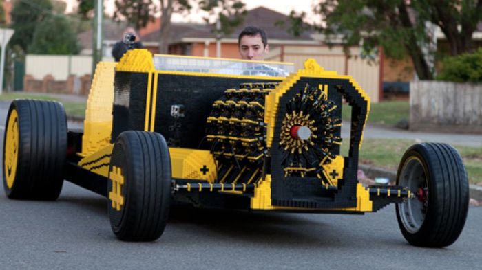 Το Lego όχημα μπορεί να οδηγηθεί και να κινηθεί στο δρόμο μέχρι 30 χλμ./ώρα και αυτό γιατί με μεγαλύτερη ταχύτητα θα κινδύνευε η… ευαίσθητη συνα