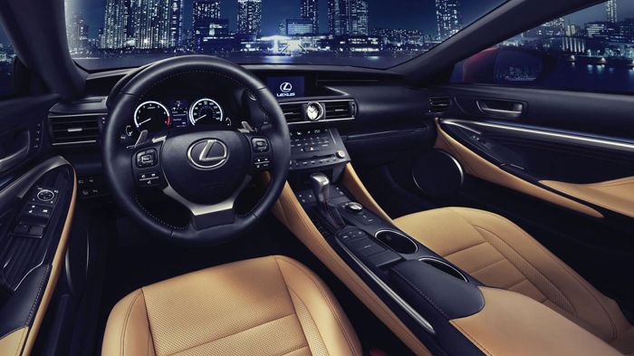Στο εσωτερικό της Lexus RC Coupe, οι ιθύνοντες αναφέρουν ότι επικρατεί το «γνώριμο ύφος» των μοντέλων της φίρμας, με τον υπερπλούσιο εξοπλισμό, το κύρ