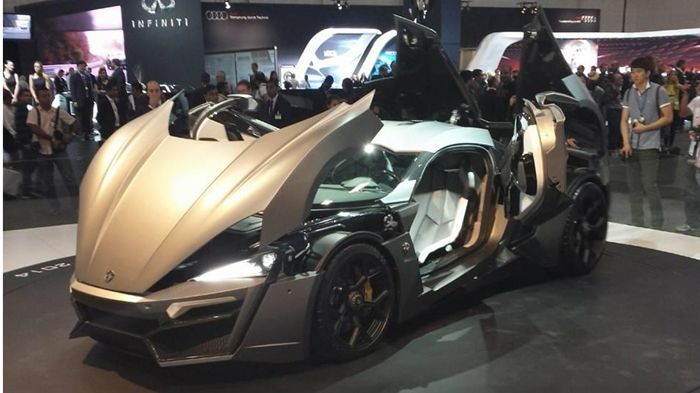 Σχεδιαστικά, το αρκετά φουτουριστικό design του Lykan Hypersport περιλαμβάνει εκτεταμένη χρήση τιτανίου και ανθρακονήματος, ενώ οι πόρτες του ανοίγουν