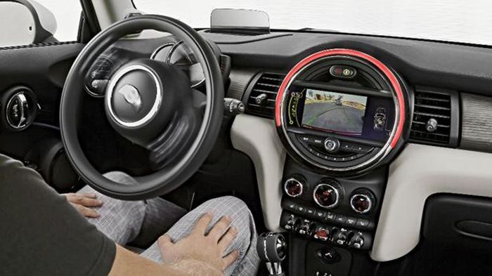 Στο εσωτερικό του νέου MINI Cooper επικρατεί η κομψότητα με τα δερμάτινα καθίσματα από υψηλής ποιότητας δέρμα κι η μεγάλη οθόνη αφής πολλαπλών λειτουρ