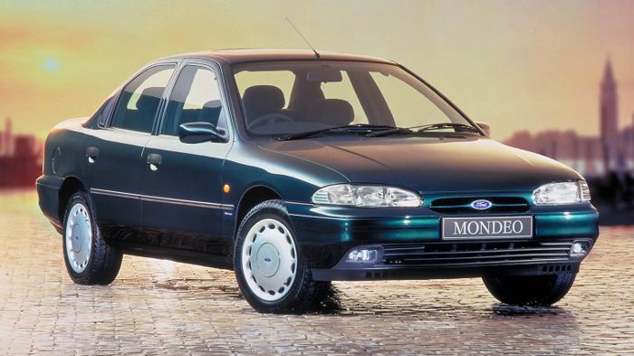 Το 1995 υπήρξε η πρώτη διαφοροποίηση, συνεχίζοντας μια επιτυχημένη πορεία στα sedan τριών όγκων.