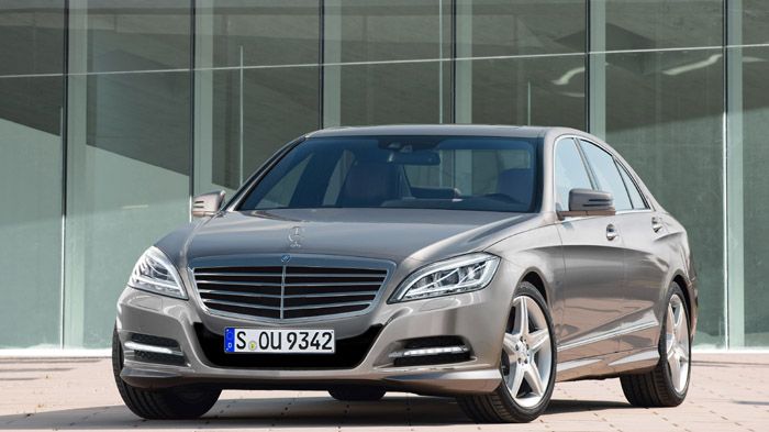 Κομψή και πιο «γήινη», η νέα S-Class (κατασκοπευτική φώτο) ξεχωρίζει λόγω της μεγάλης εμπρόσθιας μάσκας, με τα φώτα τεχνολογίας LED που τη συνοδεύουν.
