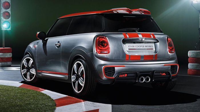 Στο πίσω μέρος του νέου MINI John Cooper Works θα υπάρχει ένας νέος διαχύτης, που θα φέρει μια χρωμιομένη διπλή απόληξη εξάτμισης, κεντρικά τοποθετημέ