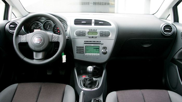 Λιτή εικόνα με σπορτίφ διάθεση στο εσωτερικό. Απλοϊκή η εργονομία, σε καλό επίπεδο ποιότητα και συναρμογή.