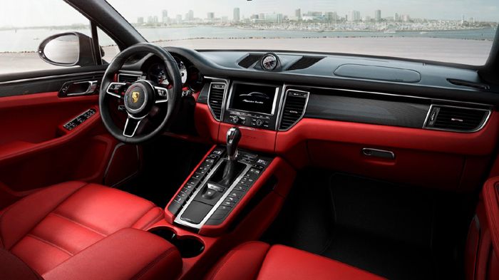 To εσωτερικό της νέας Porsche Macan ξεχωρίζει γα την πολυτέλεια και τη νεανική διάθεση, ενώ ο εξοπλισμός είναι υπερπλούσιος.