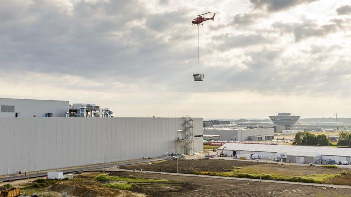 Δημοσιοποιήθηκαν ορισμένες φωτογραφίες, που δείχνουν τη μεταφορά νέων μηχανημάτων με ελικόπτερο στο πλαίσιο της μεγάλης επένδυσης των 500 εκατ. ευρώ, 