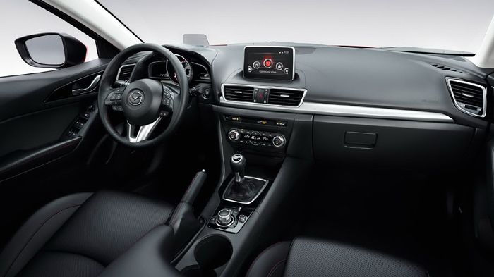 Στο εσωτερικό του νέου Mazda 3, χαρακτηριστική είναι και η οθόνη αφής στην κεντρική κονσόλα.