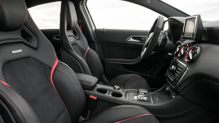 Εντυπωσιακό είναι και το κοκπιτ της νέας Α45 AMG.