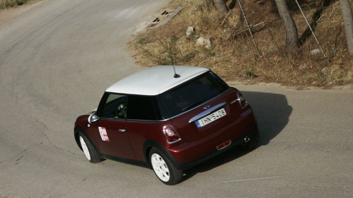 To Mini Cooper διαγράφει γρήγορες τροχιές χάρη στο άκαμπτο πλαίσιο και το ακριβές τιμόνι.