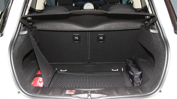 Μικρό είναι το πορτμπαγκάζ του Mini Cooper, αφού η χωρητικότητά του ανέρχεται στα 160 λίτρα.