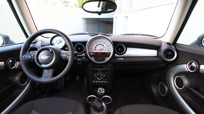 Πλουραλισμός χρωμάτων στο εσωτερικό του Mini με σήμα κατατεθέν το μεγάλο ταχύμετρο στο κέντρο του ταμπλό.