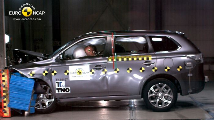 Το υβριδικό Mitsubishi Outlander (PHEV) ήταν κι αυτό στα πρώτα με 5άστερη βαθμολογία.